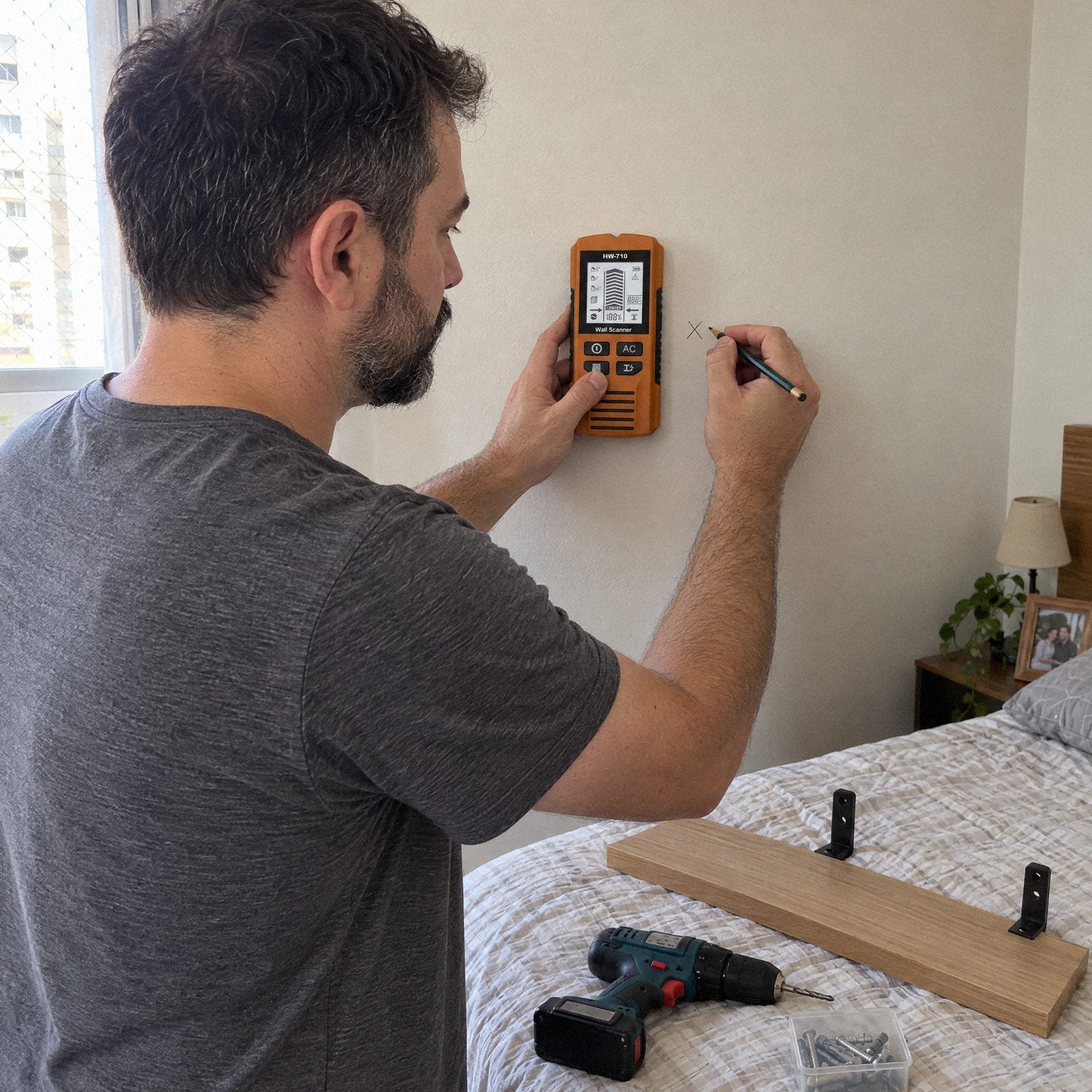 Homem marcando o ponto pra furar depois de usar o Detector de Parede Carbon